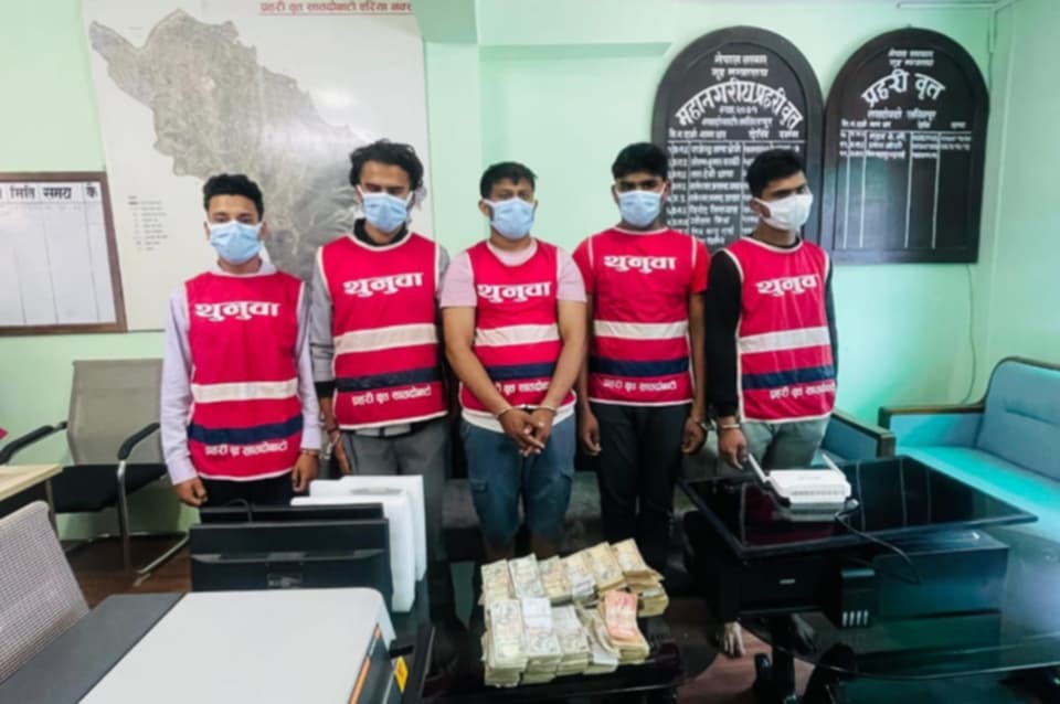 सुन गाल्ने मेसिन र ५० लाख रुपैयाँसहित ५ जना पक्राउ