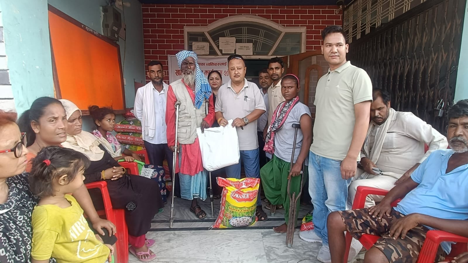 अपाङ्गता भएकालाई खाद्यान्न सामग्री वितरण