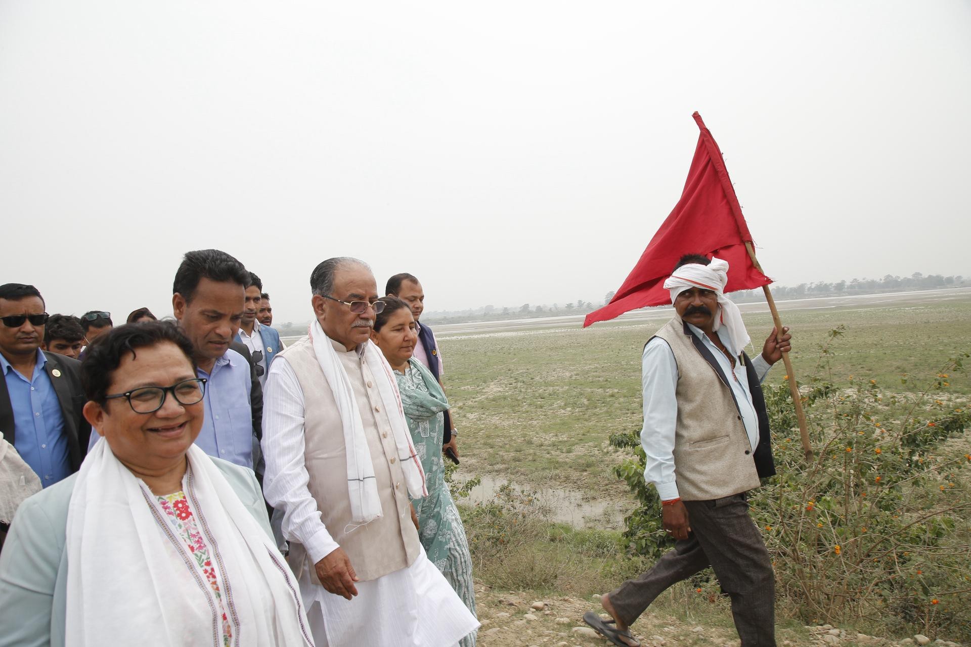 प्रचण्डले गरे राप्ती नदी कटान क्षेत्रको निरीक्षण
