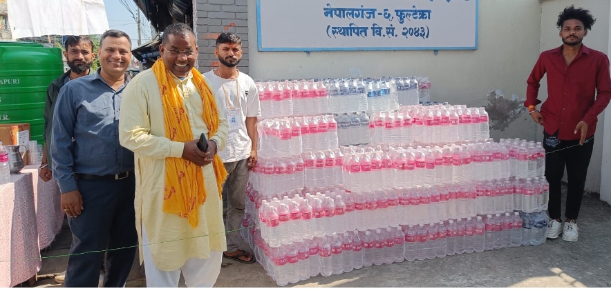 मुर्ति विर्सजनमा गएर तिर्खाएका भक्तजनलाई गौरव स्मृति फाउण्डेशनले गर्यो पानीको व्यवस्था