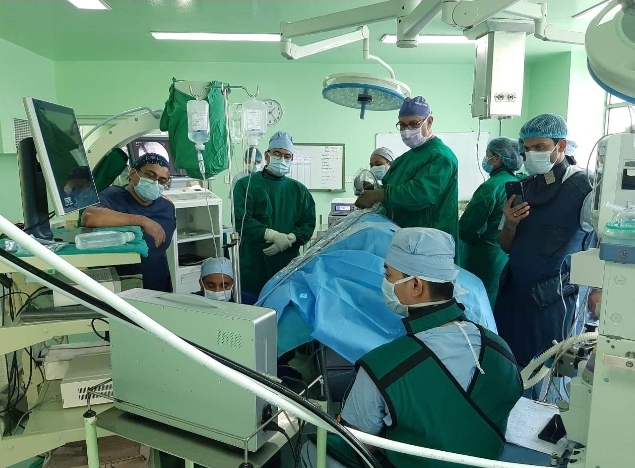 बाँसबारीको न्युरो अस्पतालमा दुरबिनको माध्यमले मेरुदण्डको शल्यक्रिया