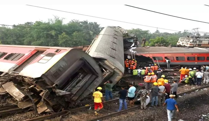ओडिशा रेल दुर्घटनामा रेलवेकै सिनियर इन्जिनियरसहित तीन पक्राउ