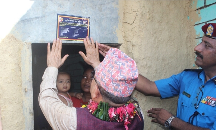 प्रहरीले सुरु गर्यो कर्णालीका घरघरमा स्टिकर टाँस अभियान