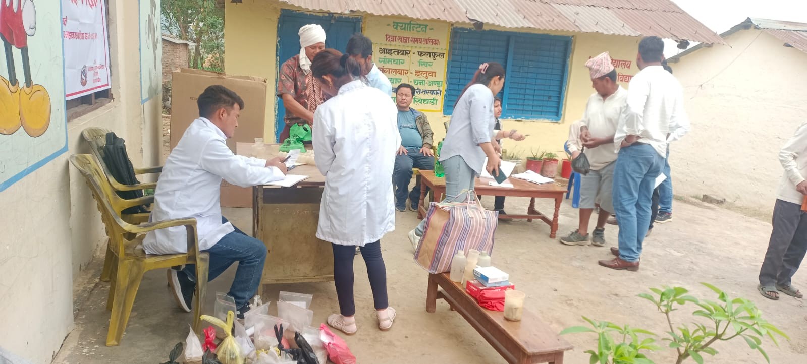 किसानको खेतबारीमै पुगेर खेती गर्ने तरिका सिकाउँदै कृषि शाखा