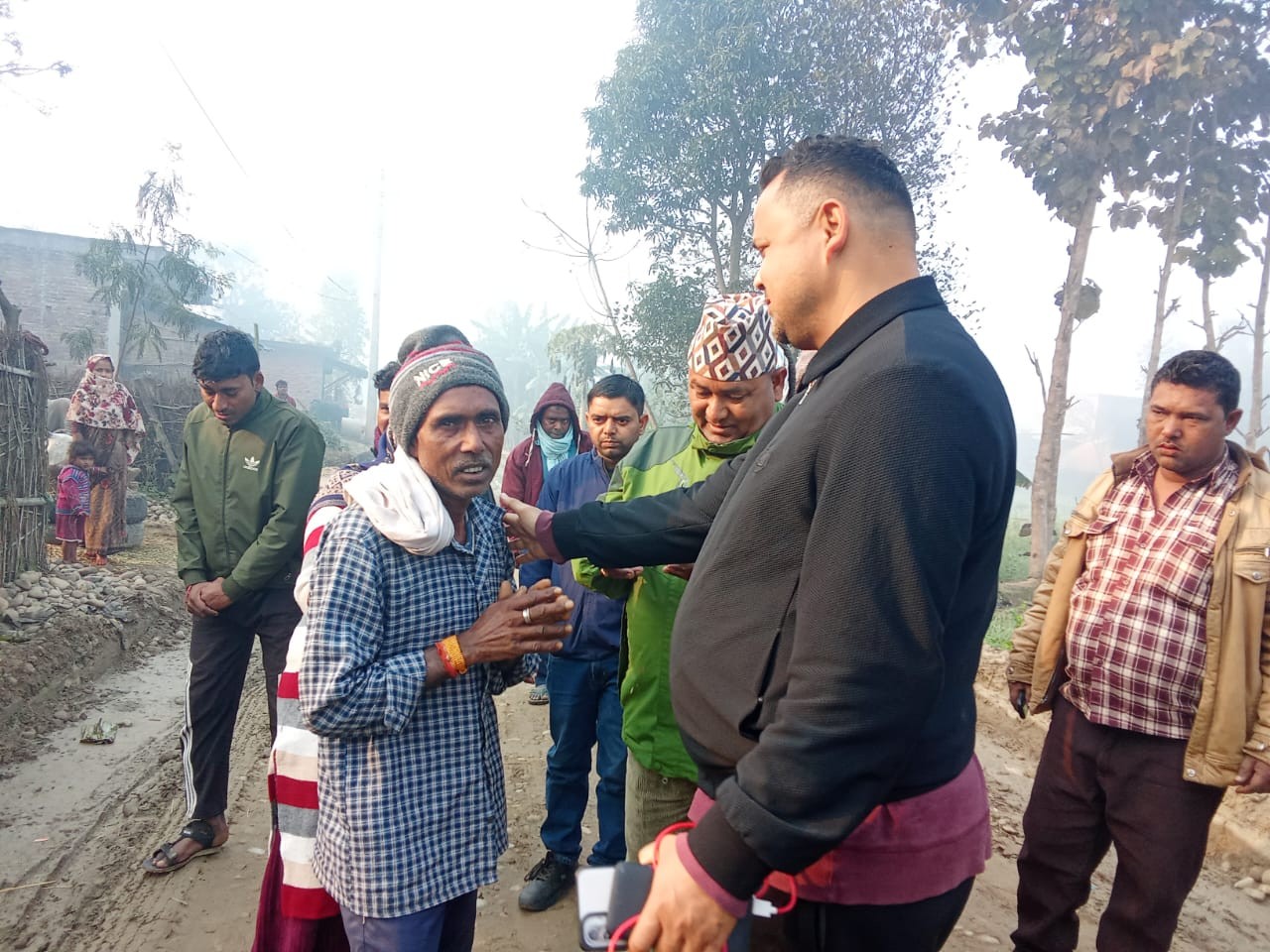 कांग्रेस उम्मेदवार कोइरालाद्वारा घरदैलो अभियान तीब्र, मतदाताका समस्या बुझ्दै