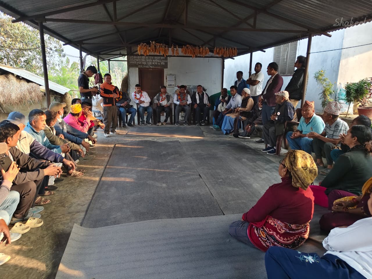 मतदाताका समस्या र आवश्यकता सुन्न एमाले उम्मेदवार राई घरदैलोमा