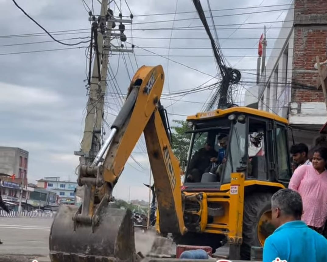 फुटपाथ निर्माण गर्न धम्बोझी-पुष्पलाल सडक-खण्डमा पनि डोजर चल्यो