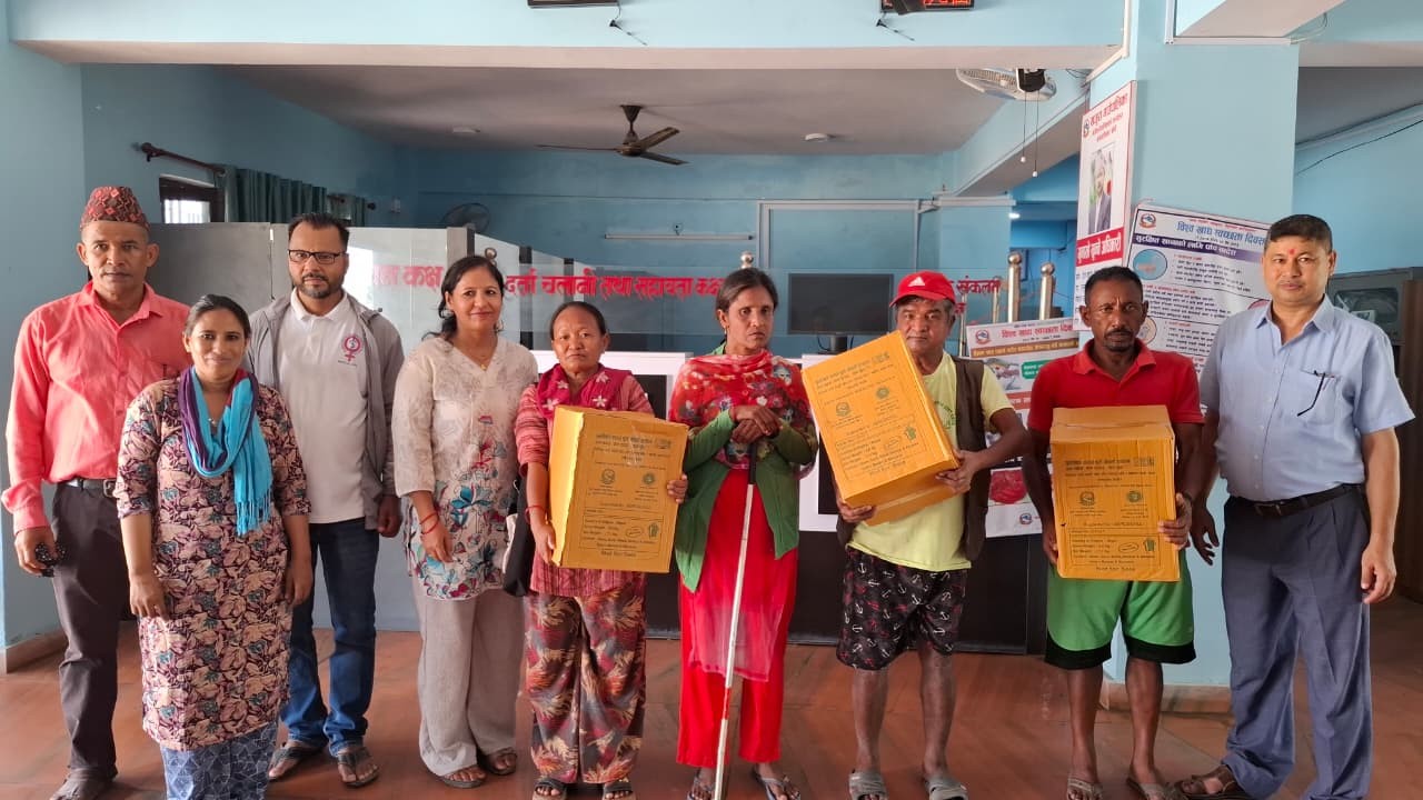 खजुरा गाउँपालिकामा सुधारिएको चुलो वितरण