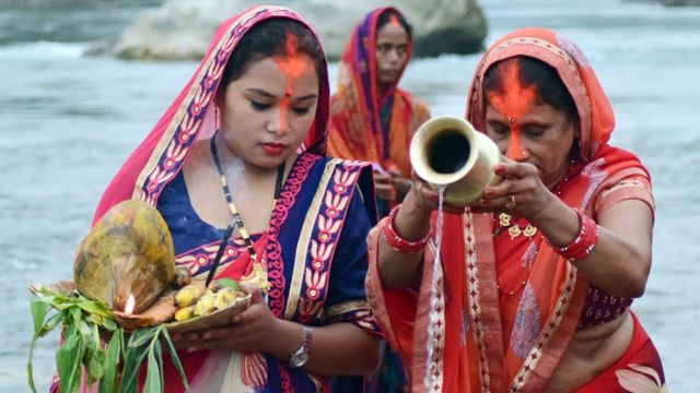 आज छठ पर्व, अस्ताउँदो सूर्यलाई अर्घ्य दिइँदै