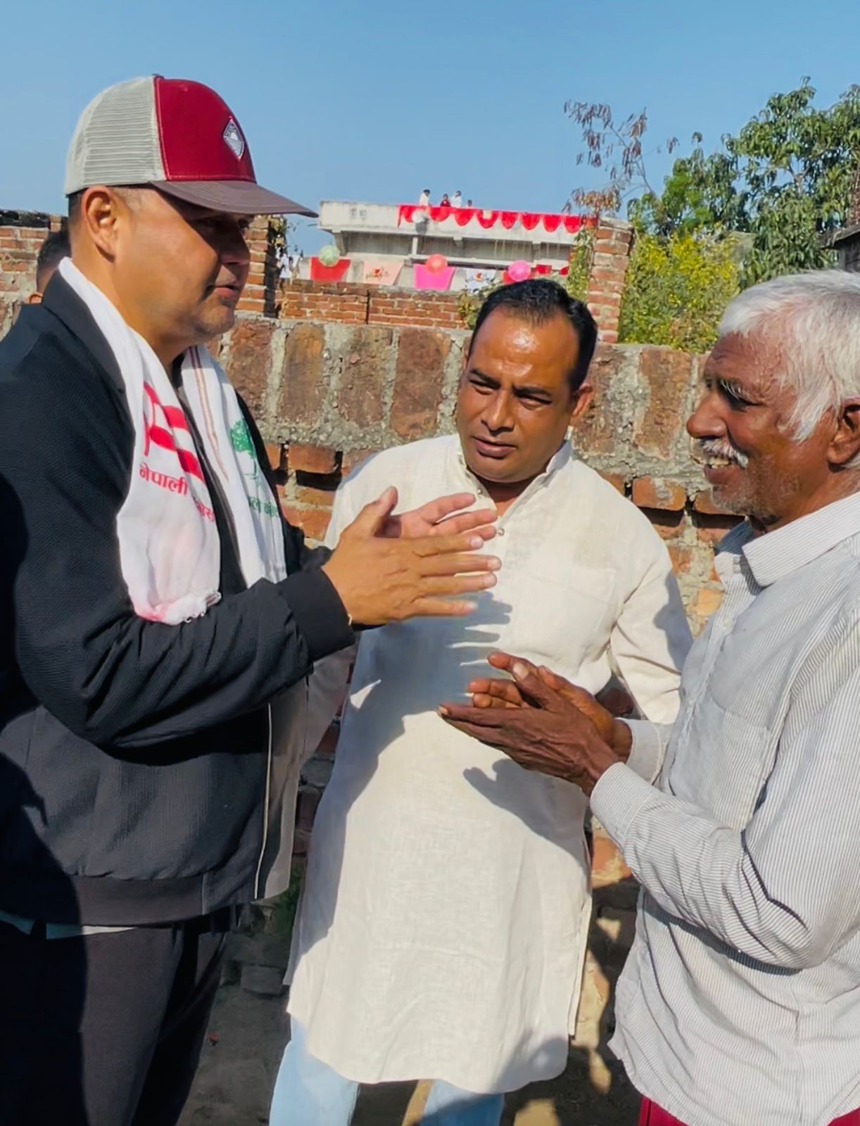 कोइराला भुजई गाउँमा पुग्दा मतदाता उत्साहित