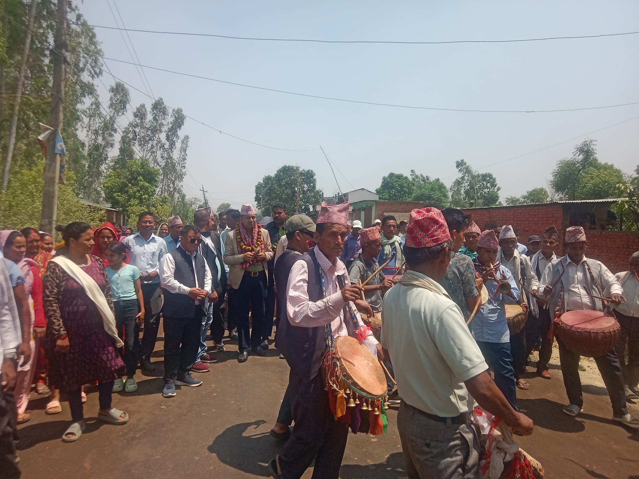 मन्त्री खत्रीलाई बाजागाजासहित स्वागत र सम्मान