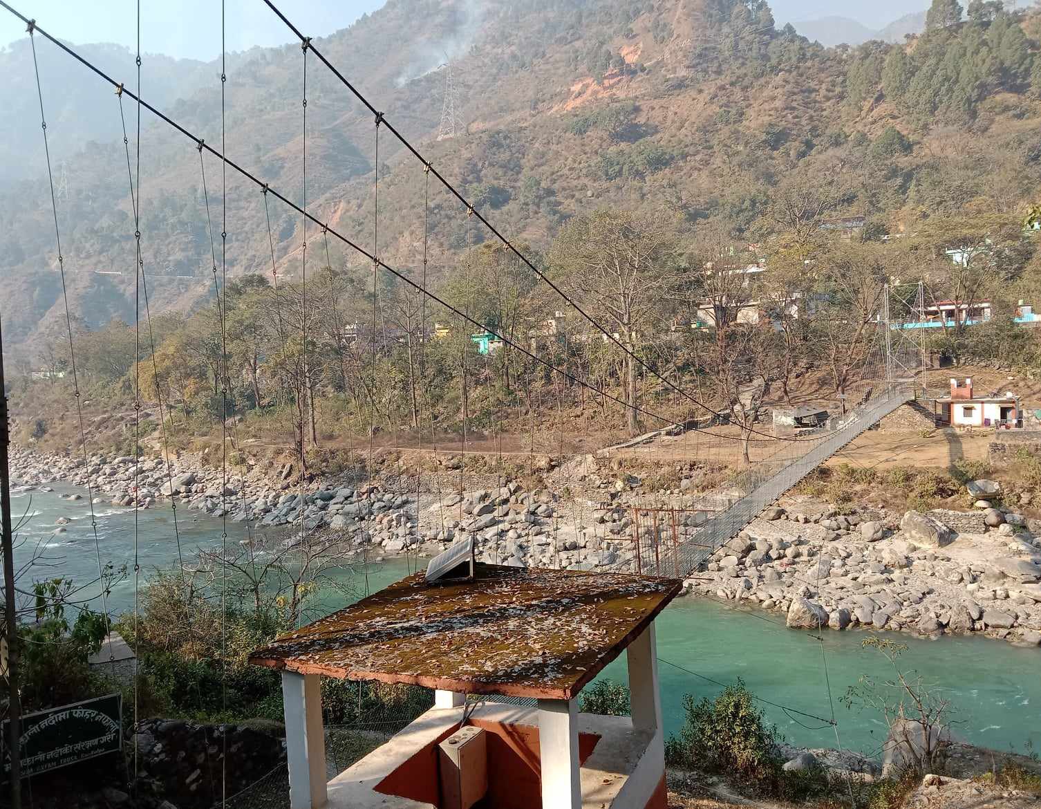 नेपाल-भारत जोड्ने झोलुङ्गे पुलको लठ्ठा भाँचिदा आवागमन बन्द